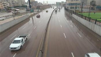 هطول أمطار غزيرة على الإسكندرية مع استمرار حركة الملاحة بالميناء