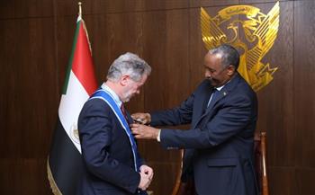 رئيس مجلس السيادة بالسودان يمنح مدير برنامج الغذاء العالمي "وسام النيلين" من الطبقة الأولى