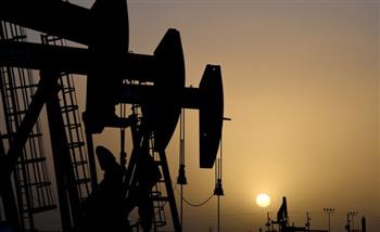 النفط يتراجع متأثرا بارتفاع مخزونات الخام الأمريكية