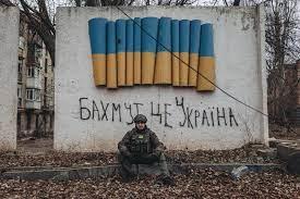 الجارديان: الصراع يحتدم بين القوات الروسية والأوكرانية حول مدينة باخموت الاستراتيجية