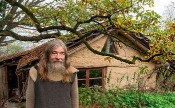 «طرزان الألماني».. يعيش وحيدا في الغابة منذ 32 عاما