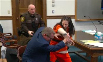 فيديو.. أمريكية مجنونة تعتدي على محاميها داخل قاعة المحكمة لسبب غريب