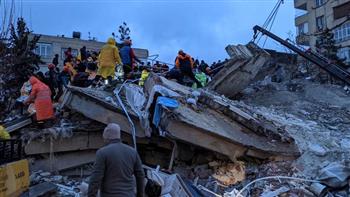 إنقاذ فتاة من تحت الأنقاض بعد مرور 248 ساعة من زلزال تركيا