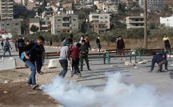 الاحتلال الإسرائيلي يستهدف مدارس برقة بالغاز ويصيب عددا من الطلبة بحالات اختناق