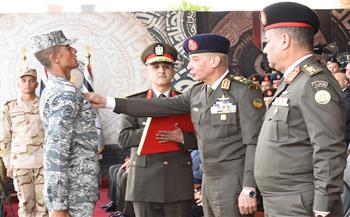 وزير الدفاع يشهد حفل انتهاء فترة الإعداد لطلبة الأكاديمية والكليات العسكرية