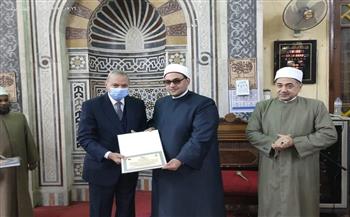 محافظ القليوبية يكرم الفائز بالمركز الأول في المسابقة العالمية لحفظ القرآن