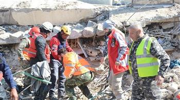 العراق يعلن تسيير 13 طائرة محملة بمواد الإغاثة لضحايا الزلزال في تركيا