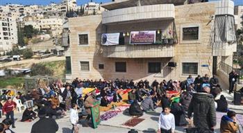 فلسطينيون يؤدون صلاة الجمعة أمام بناية مهددة بالهدم في سلوان