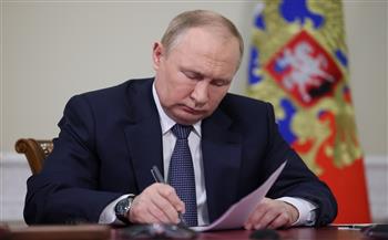 بوتين يوقع قانونا حول الدعم الاجتماعي لزوجات العسكريين الذين قتلوا أثناء العملية الخاصة بأوكرانيا