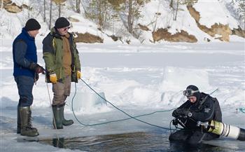 غواصون روس يتدربون على البحث عن الألغام في أعمق بحيرة في العالم