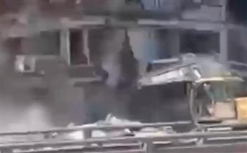 مشاهد مرعبة.. لحظة سقوط عقار في زلزال تركيا على سائق حفار