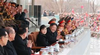 شاهد.. زعيم كوريا الشمالية يحضر مباراة كرة قدم مع ابنته