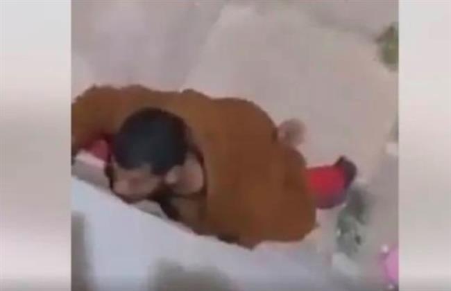 صدمة بالجزائر.. حارس يتجسس على طالبات داخل حمامات السكن الجامعي «فيديو»