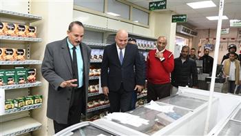 محافظ قنا يفاجئ فروع الشركة المصرية ومعارض بيع السلع الغذائية والاستهلاكية