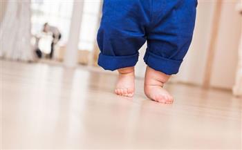 9 فوائد لترك طفلك يمشي حافي القدمين.. أبرزها زيادة الوعي