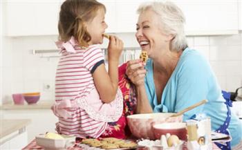 تضر أسنانهم وتدمر صحتهم.. دراسة حديثة تحذر الأجداد من تقديم الحلوى بكثرة لأحفادهم