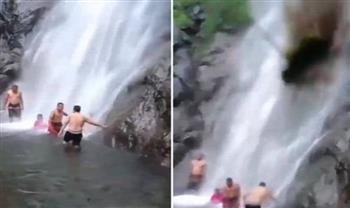 بالفيديو.. رحلة استرخاء أمام شلال مياه تنتهي بشكل مروع بسبب سقوط صخرة