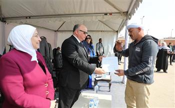 محافظ القاهرة يسلم 224 باكية لتجارة الخردة بسوق التونسي الجديد بتكلفة 20 مليون جنيه