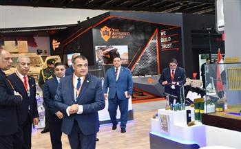وزير الدولة للإنتاج الحربي يتفقد جناح الوزارة بمعرض الدفاع الدولي في الإمارات