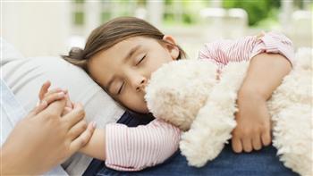 استشاري نفسي توضح أهمية «حدوتة قبل النوم» للأطفال