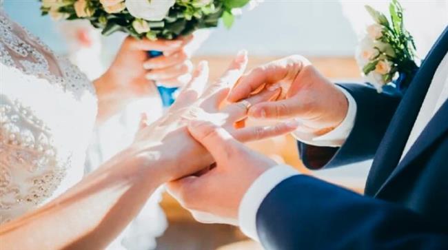 دولة تمنح المتزوجين الجدد إجازة مدفوعة الأجر لزيادة معدل الخصوبة