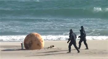 جسم كروي برتقالي مجهول يثير الذعر على أحد شواطئ اليابان «فيديو»