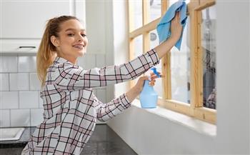 5 طرق لتنظيف النوافذ الخشب دون غسيل