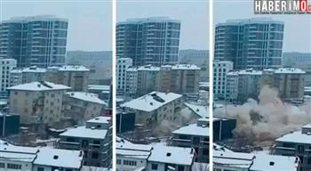 مشهد مروع.. لحظة انهيار 5 مبانٍ دفعة واحدة في زلزال تركيا «فيديو»
