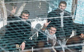 الأسرى الفلسطينيون يواصلون العصيان ويعتصمون اليوم في ساحات سجون الاحتلال