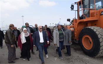 محافظ بورسعيد يتفقد أعمال تطوير وإنشاء طريقي بحري وقبلي قناة الاتصال