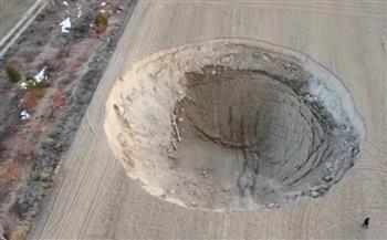 بعد الزلزال.. ظهور مفاجئ لحفرة عملاقة يثير الذعر في تركيا (فيديو)