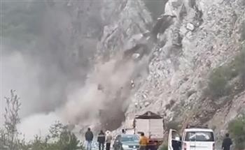 فيديو.. لحظة انهيار جبل فوق السيارات ورد فعل غريب من المحيطين