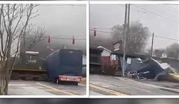 بمعجزة.. لحظة نجاة سائق شاحنة من الدهس أسفل عجلات قطار (فيديو)