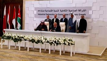 رئيس حكومة الأردن ووزراء الصناعة العرب يشهدون توقيع 12 اتفاقية في 5 قطاعات