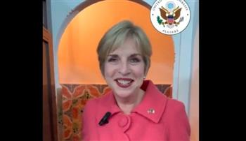 بشكل طريف.. السفيرة الأمريكية تتعلم اللهجة العامية في الجزائر (فيديو)