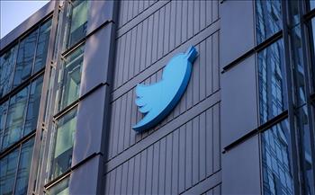 «تويتر» تسرح عشرات الموظفين