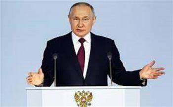 بوتين يمنح الممثل الأمريكي ستيفن سيجال وسام الصداقة