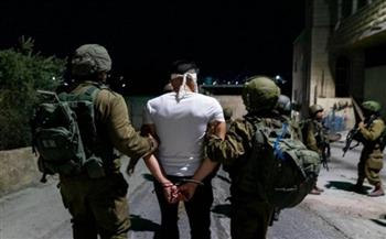الاحتلال الإسرائيلي يعتقل شابين فلسطينيين من أريحا ويواصل حصار المدينة