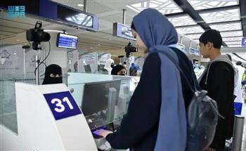 جوازات مطارات جدة والرياض والمدينة المنورة تستقبل أوائل المستفيدين من تأشيرة الزيارة إلكترونيا
