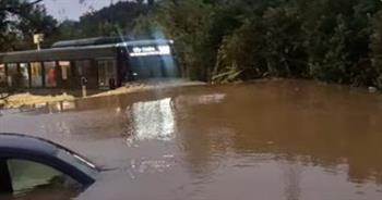 نيوزيلندي يثير الجدل بالقيادة بسرعة جنونية رغم الفيضانات «فيديو»