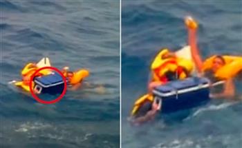 بالفيديو: صندوق ينقذ حياة 3 أشخاص من الموت غرقًا بعد انقلاب قاربهم