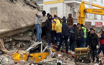 مشاهد مؤثرة.. لحظة انتشال طفلة على قيد الحياة من تحت أنقاض زلزال تركيا