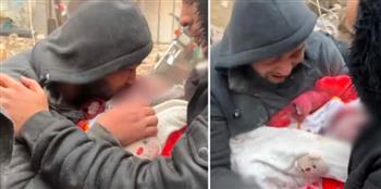 سوري يمزّق القلوب بعد انتشال رضيعه من تحت أنقاض الزلزال المدمر (فيديو)