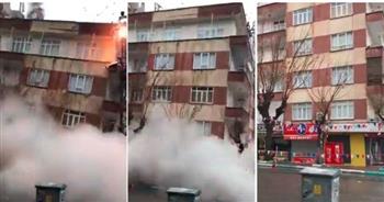 زلزال تركيا المدمر.. لحظة سقوط مبنى كامل وتحوله إلى رماد (فيديو)