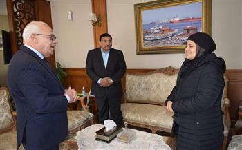 محافظ بورسعيد يستجيب لاستغاثة إحدى المواطنات ويستقبلها في مكتبه على الفور