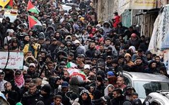 الفلسطينيون يشيعون جثمان شهيد مُخيم "عسكر" في نابلس