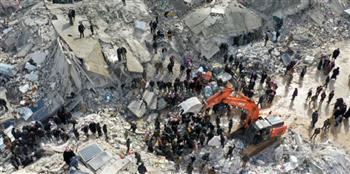 إنقاذ سيدة ورضيع من تحت أنقاض زلزال تركيا