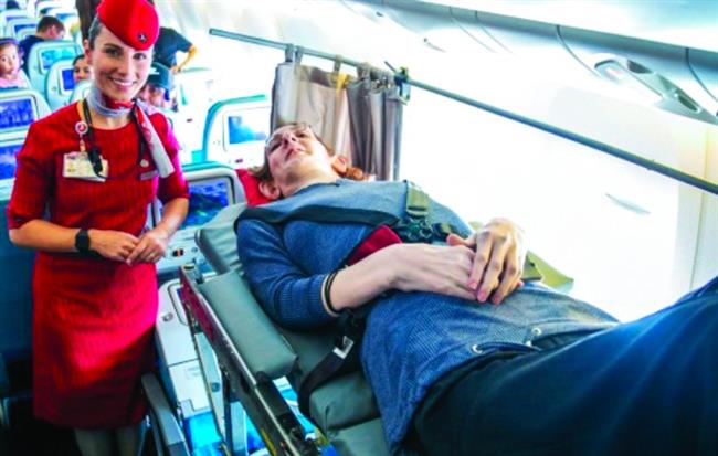 لتجربة سفر مريحة.. الفتاة الأطول في العالم تشغل 6 مقاعد بالطائرة