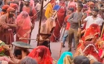 لسبب غريب.. هنديات يضربن الرجال بالعصيان على رؤوسهم في الشوارع (فيديو)