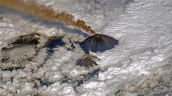 بركان هائل ينفث الرماد في روسيا بانتظار الانفجار
